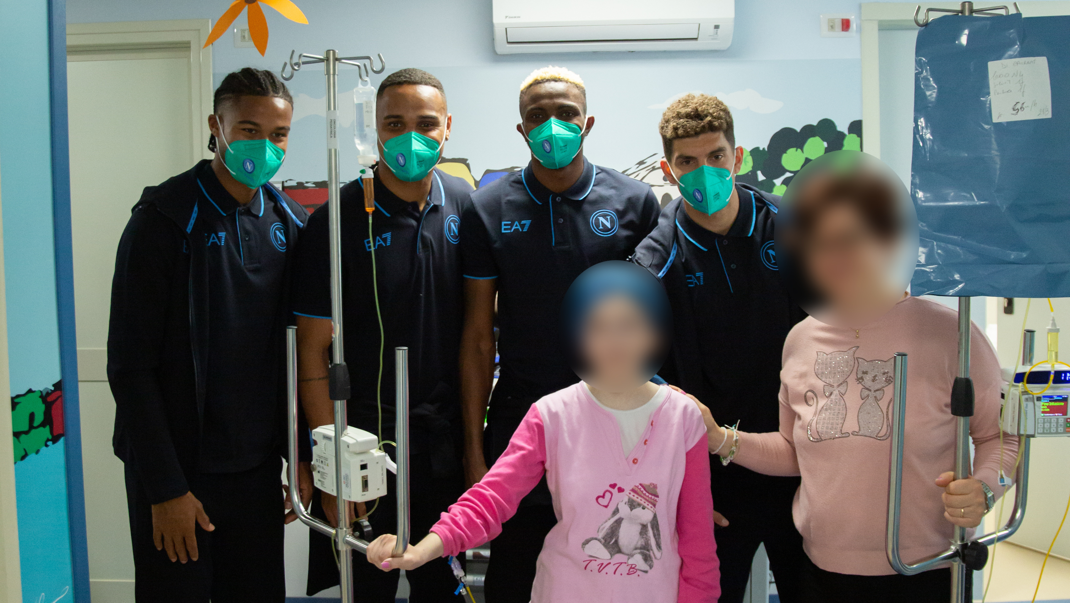 Giocatori SSC Napoli in visita al reparto oncologico Pausilipon" o "Donazione SSC Napoli EA7 a OPEN OdV