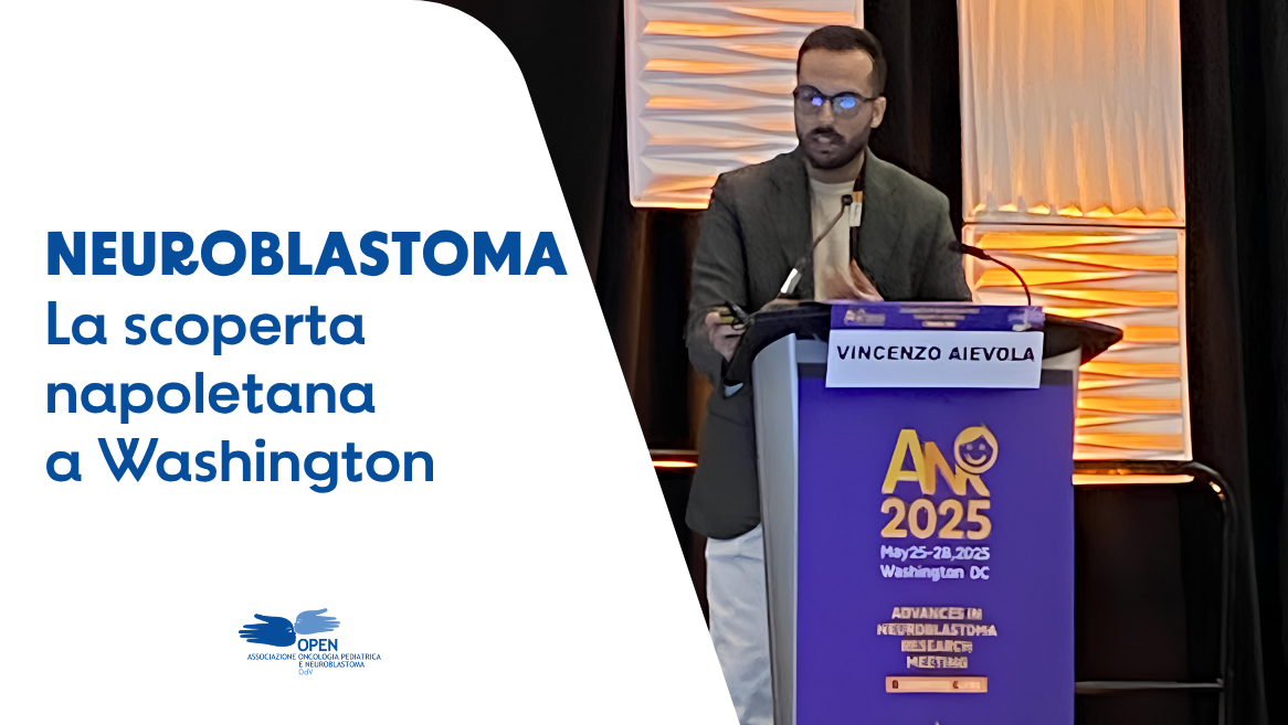 Un uomo in giacca e cravatta, il ricercatore Vincenzo Agevola, al microfono di un pulpito sul palco mentre spiega le risultanze della ricerca sul neuroblasotoma all'ANR di Washington: sulla sinistra del lettore, in primo piano, c'è una forma grafica bianca che mostra il titolo dell'articolo, ossia "Neuroblastoma, la scoperta napoletana a Washington" con il loghetto dell'associazione OPEN OdV