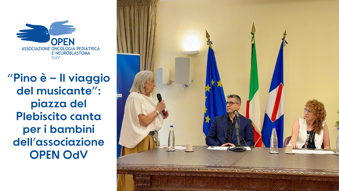 Il tavolo della conferenza stampa nella Sala De Santis di Palazzo Santa Lucia: da sinistra Anna maria Alfani in piedi, con il microfono, in camicia bianca, e, seduti, Alex Daniele in giacca blu e camicia nera e Fiorella Mannoia in soprabito smanicato bianco e t-shirt nera. I tre presentano l'evento Pino è - Il viaggio del musicante